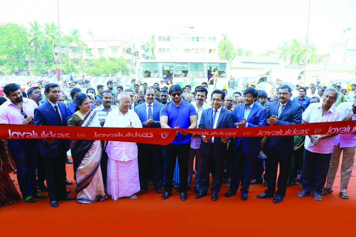 Movie star Prashanth inaugurating the new showroom in the presence of other dignitaries.