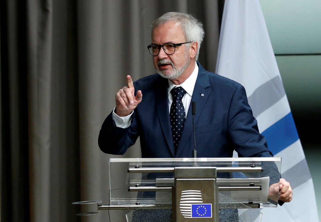 European Investment Bank (EIB) President Werner Hoyer presents the EIB Group annual results at a news conference in Brussels, Belgium, January 24, 2017. REUTERS/Francois Lenoir
