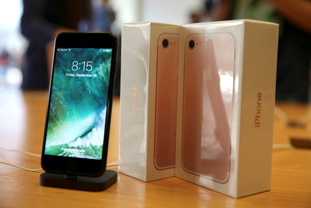 FILE PHOTO - The new iPhone 7 smartphone goes on sale inside an Apple Inc. store in Los Angeles, California, U.S., September 16, 2016. Reuters/Lucy Nicholson/File Photo
