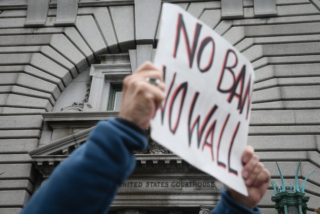 Opponents of U.S. President Donald Trump's executive order imposing a temporary immigration ban on seven Muslim-majority nations protest outside a federal appeals court February 7, 2016 in San Francisco, California. Elijah Nouvelage/AFP
