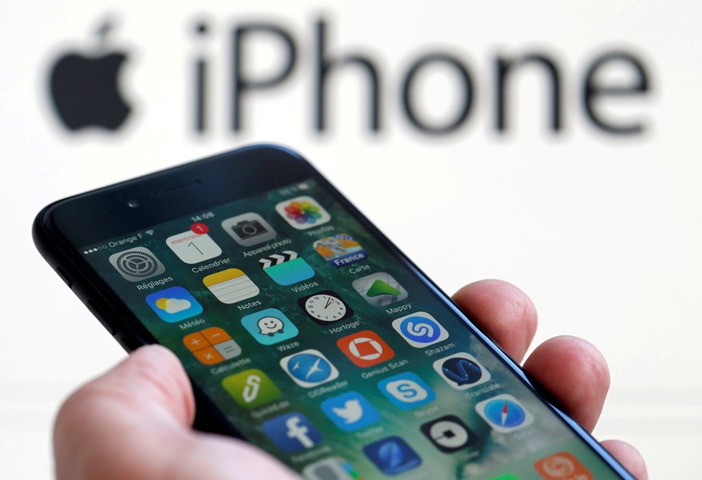 FILE PHOTO - An Apple iPhone 7 and the company logo are seen in this illustration picture taken in Bordeaux, France on February 1, 2017. REUTERS/Regis Duvignau/File Photo