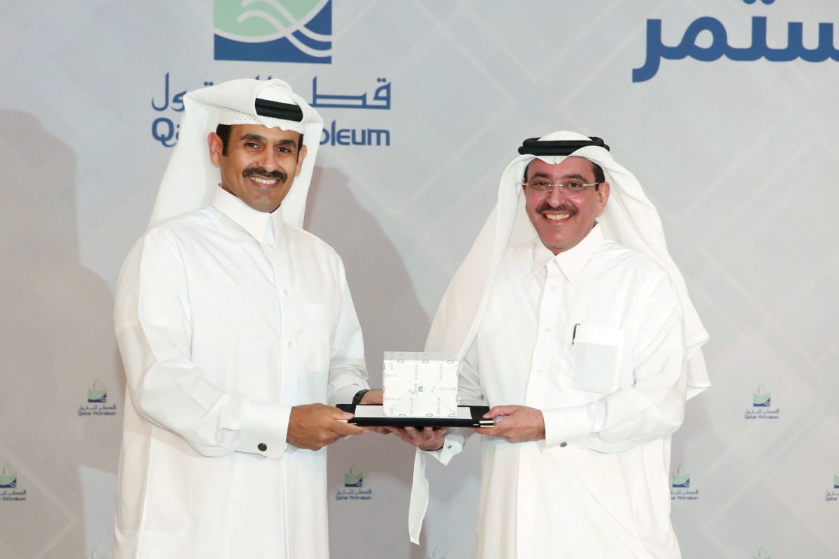 Saad Sherida Al Kaabi, President and CEO of Qatar Petroleum, awards a long-serving employee Ahmad Saif Al Sulaiti, Executive VP, Operations.
