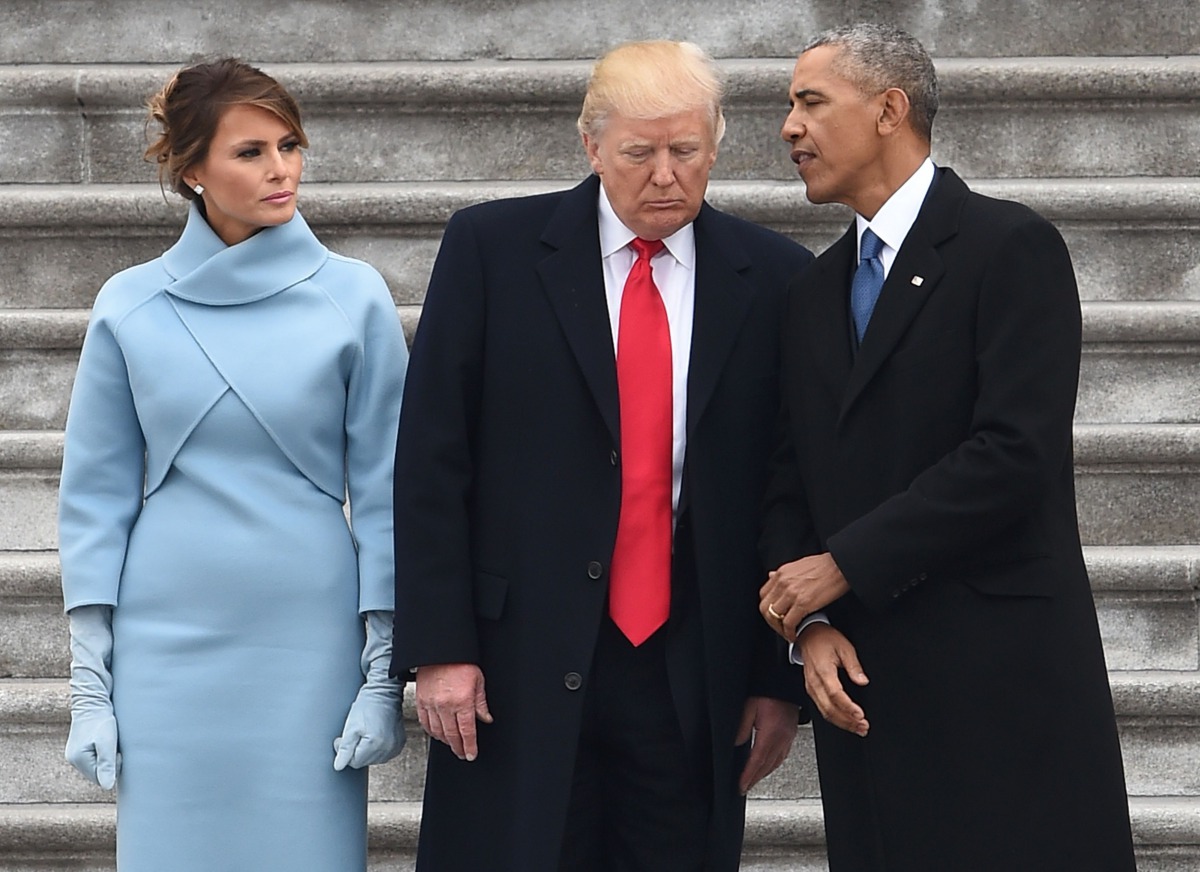 US President Donald Trump speaks to former President Barack Obama as First Lady Melania Trump looks on after inauguration ceremonies at the US Capitol on January 20, 2017 in Washington (AFP / Robyn BECK) 
