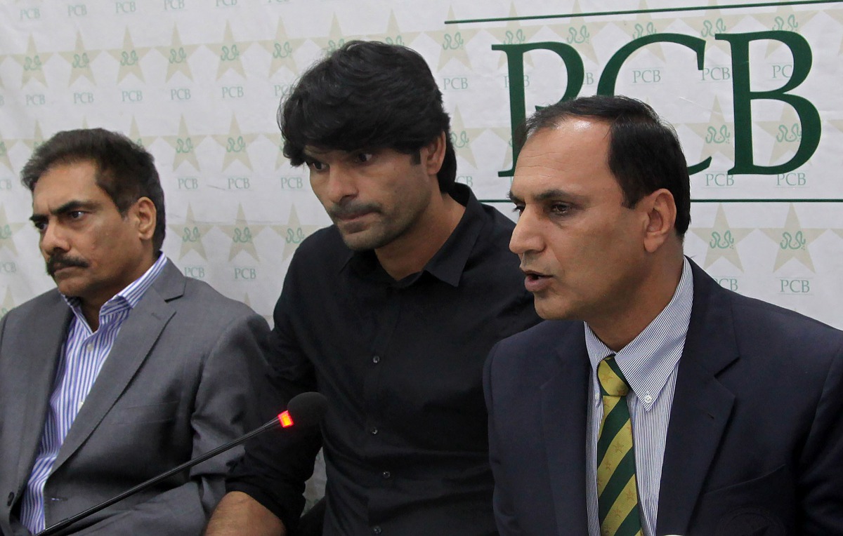 Pakistan Cricket Board (PCB) anti-corruption unit chief Mohammad Azam (R) is flanked by suspended cricketer Mohammad Irfan (C) as he speaks to media in Lahore on March 29, 2017. Pakistan have suspended fast bowler Mohammad Irfan for one year and fined him