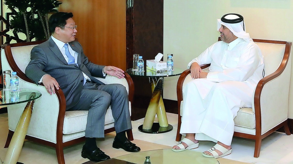 Minister of Economy and Commerce, H E Sheikh Ahmed bin Jassim Al Thani (right), meeting with South Korean Minister of Trade, Industry and Energy Joo Hyunghwan in Doha 