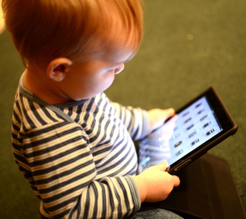 But the study could not determine if the extra screen time was responsible for tiny tots sleeping less, or if the loss of shuteye had any adverse health effects. (Photo courtesy: Tia Henriksen / medicaldaily.com / CC BY 2.0) 