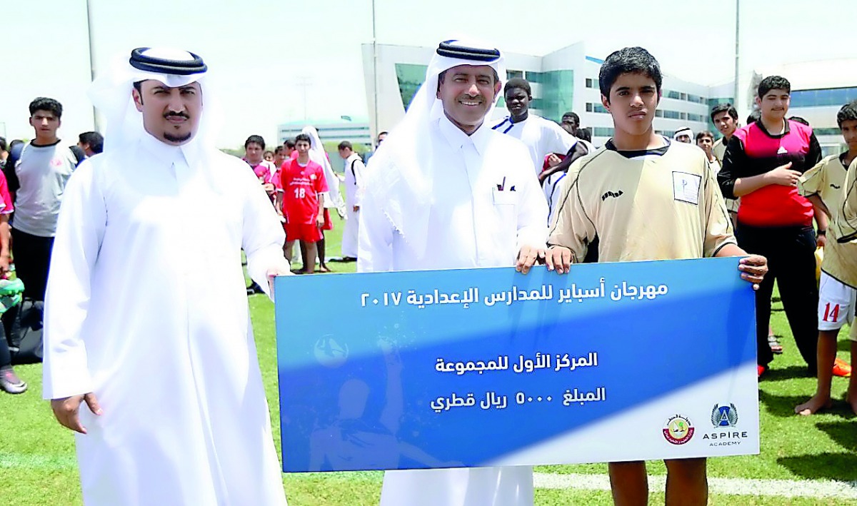 Estad Al Doha's Editor in Chief, Majid Al Khelaifi, honouring winners.