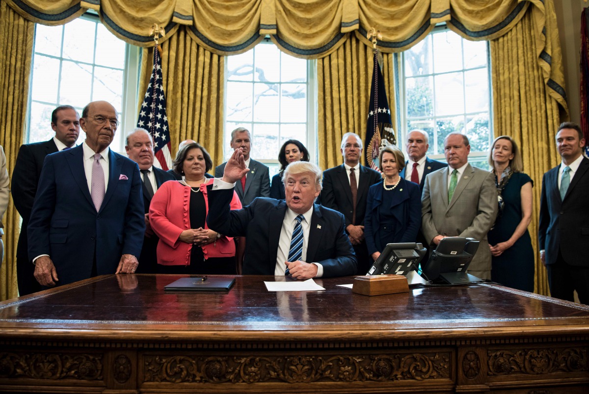  US President Donald Trump speaks before signing a memorandum regarding the aluminum industry in the Oval Office the White House April 27, 2017 in Washington, DC. / AFP / Brendan Smialowski