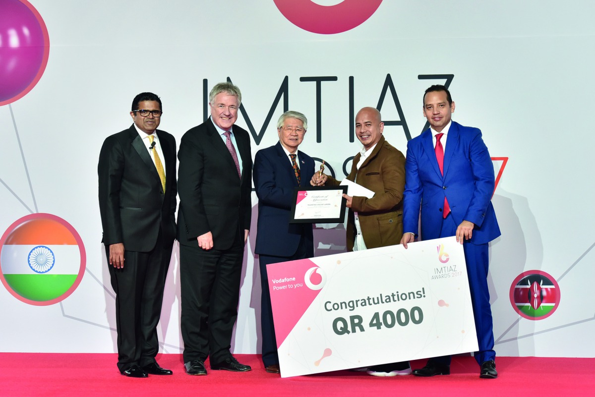Alan L Timbayan, the Ambassador of the Philippines, presenting the award.