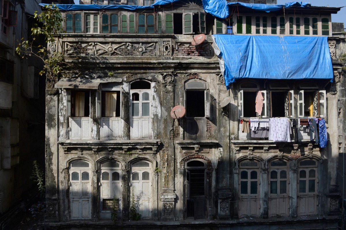 A dilapidated building in the Bhendi Bazaar area of Mumbai that is being redeveloped under the Cluster Development Act 2009 by the Saifee Burhani Upliftment Trust on December 2, 2016 (AFP / Indranil MUKHERJEE) 