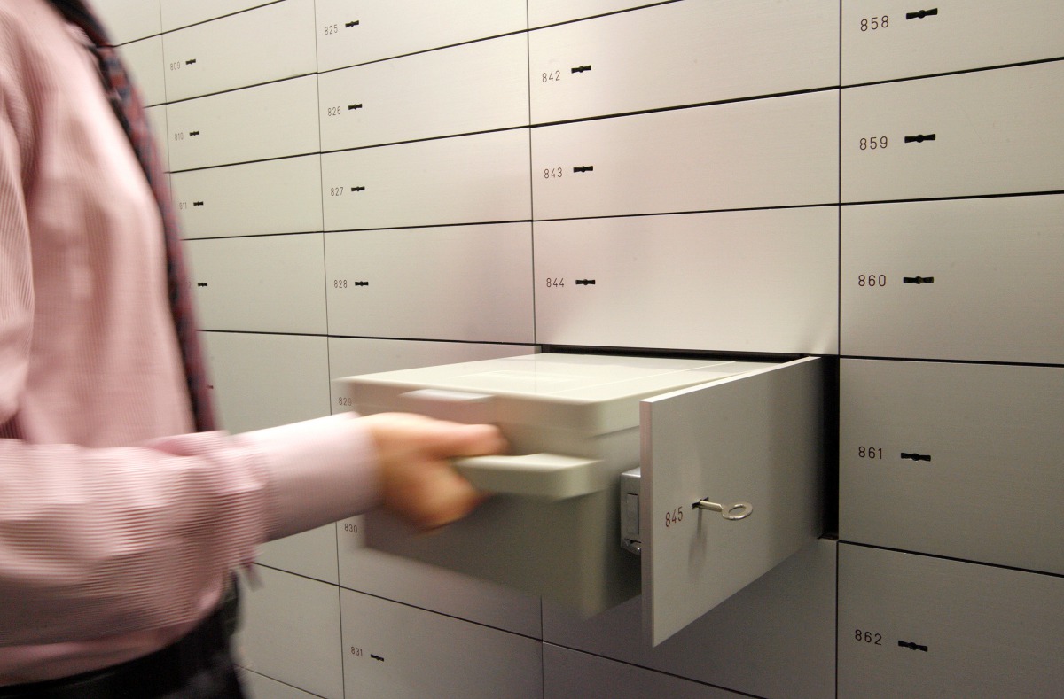 An employee checks a safe box at the vault of Swiss UBS bank in Zurich-Zollikon, Switzerland January 21, 2009. (REUTERS/Arnd Wiegmann/File Photo)