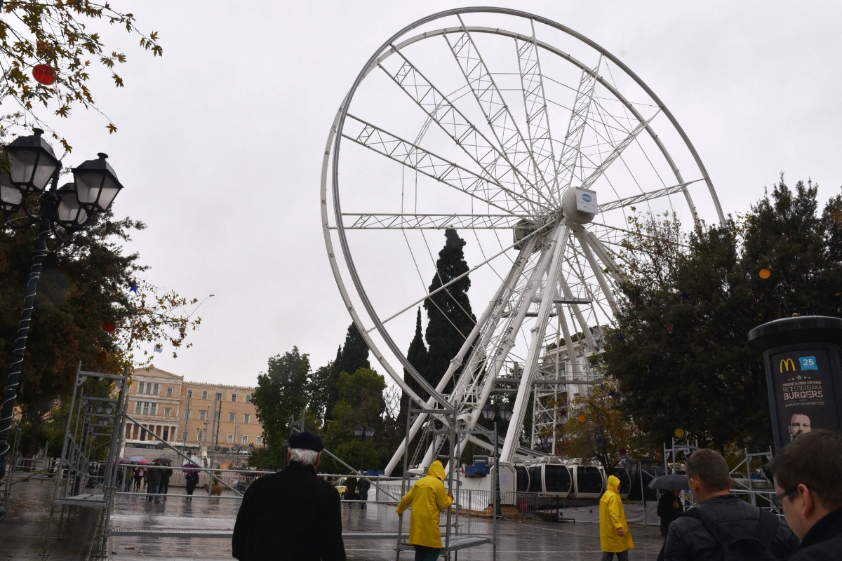 Workers dismantle Athens Ferris wheel at the central Syntagma Square on December 29, 2016 (AFP / LOUISA GOULIAMAKI) 