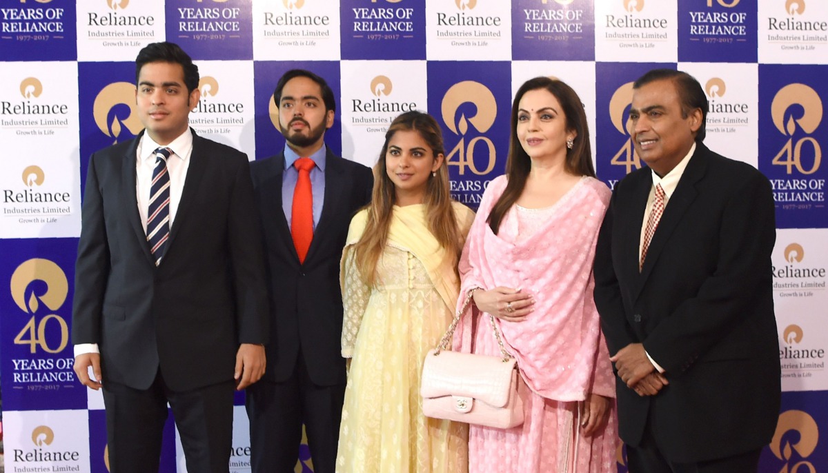Reliance Industries chairman Mukesh Ambani (R) and his wife Nita Ambani (2R) pose with their children (L-C) Akash Ambani, Anant Ambani and Isha Ambani as they arrive for the company's 40th AGM in Mumbai on July 21, 2017. (AFP / INDRANIL MUKHERJEE)
