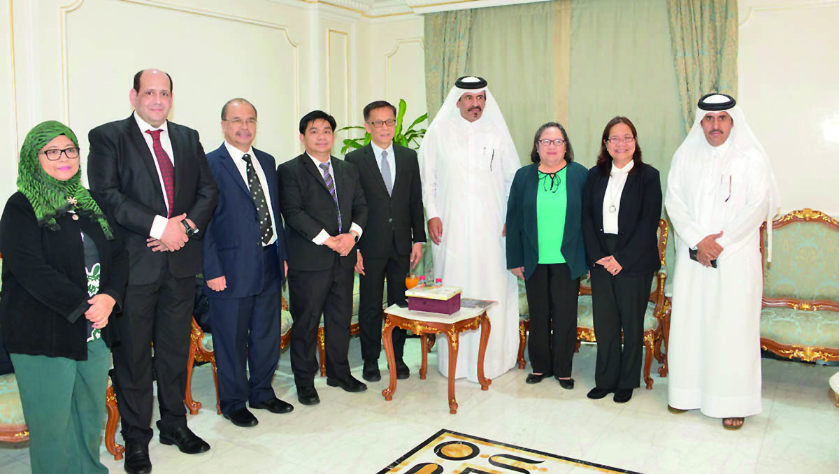 Mohammed bin Ahmed bin Towar Al Kuwari (fourth right), Vice Chairman, QC and Hans Leo Cacdac (centre), Administrator, OWWA, with other officials  during the meeting at Qatar Chamber