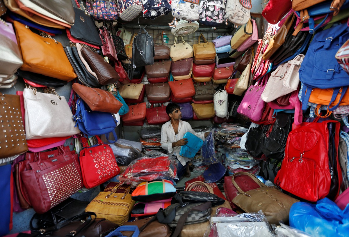 A vendor arranges bags as he waits for customers at his shop at a market in Mumbai, India, January 6, 2017 (REUTERS / Danish Siddiqui) 