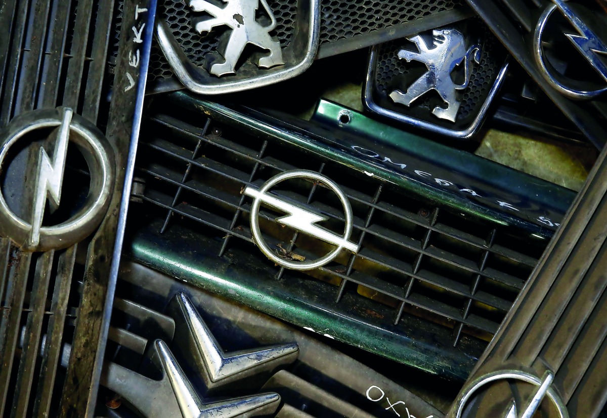 Hood masks of Peugeot, Opel and Citroen.