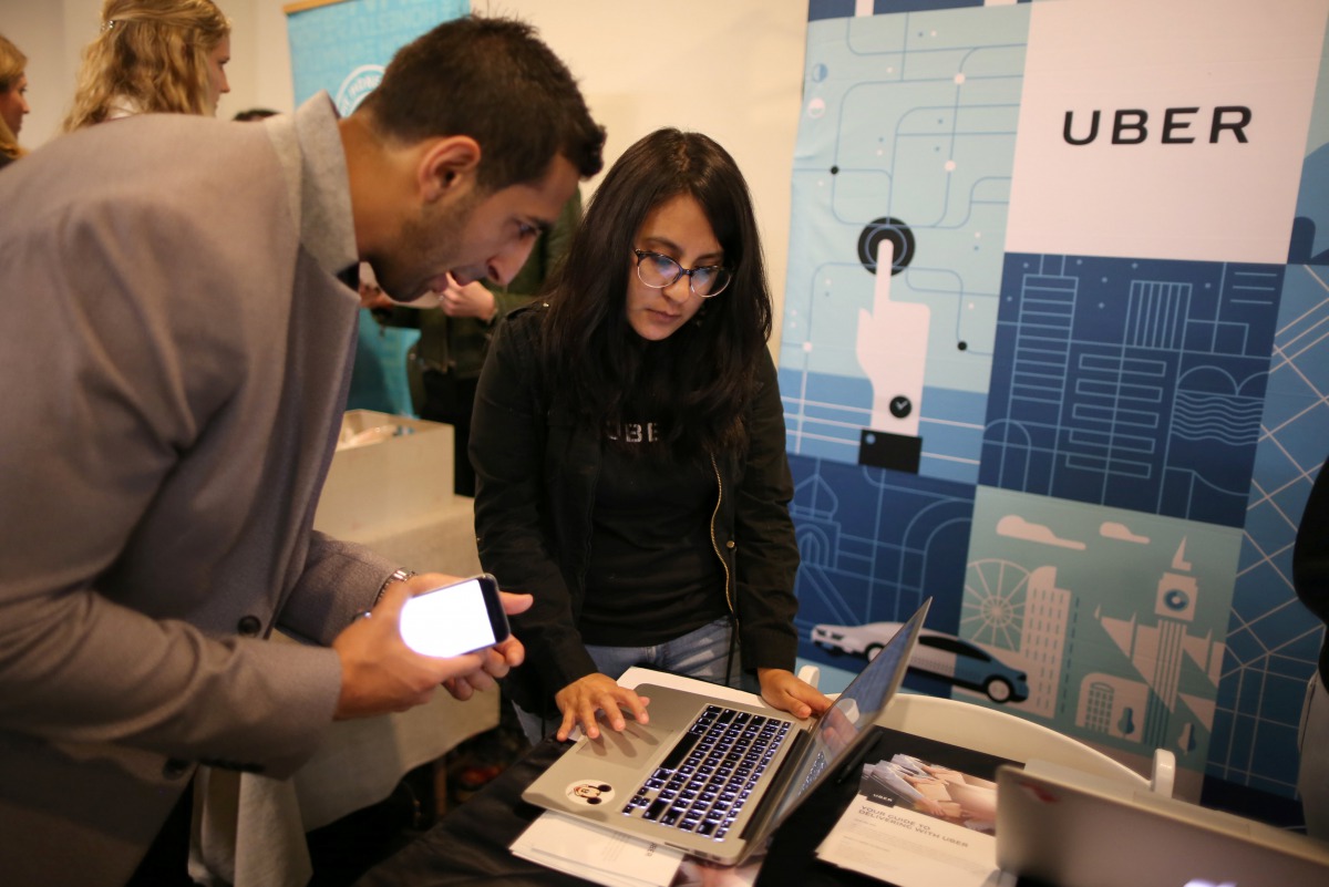 A Uber recruiter talking to a job seeker  at TechFair LA a technology job fair in Los Angeles (REUTERS / Lucy Nicholson) 
