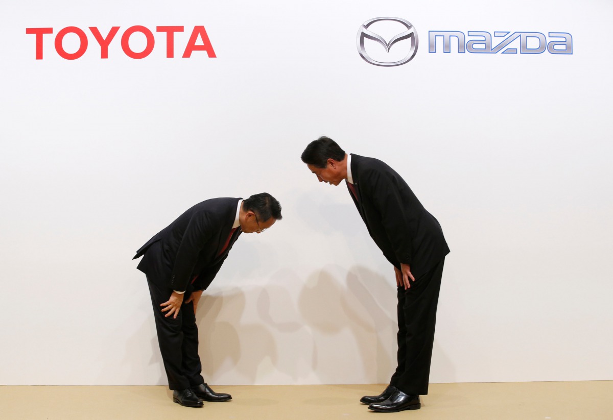 Toyota Motor President Akio Toyoda and Mazda Motor President Masamichi Kogai bow at a joint news conference in Tokyo, Japan August 4, 2017. REUTERS/Kim Kyung-Hoon