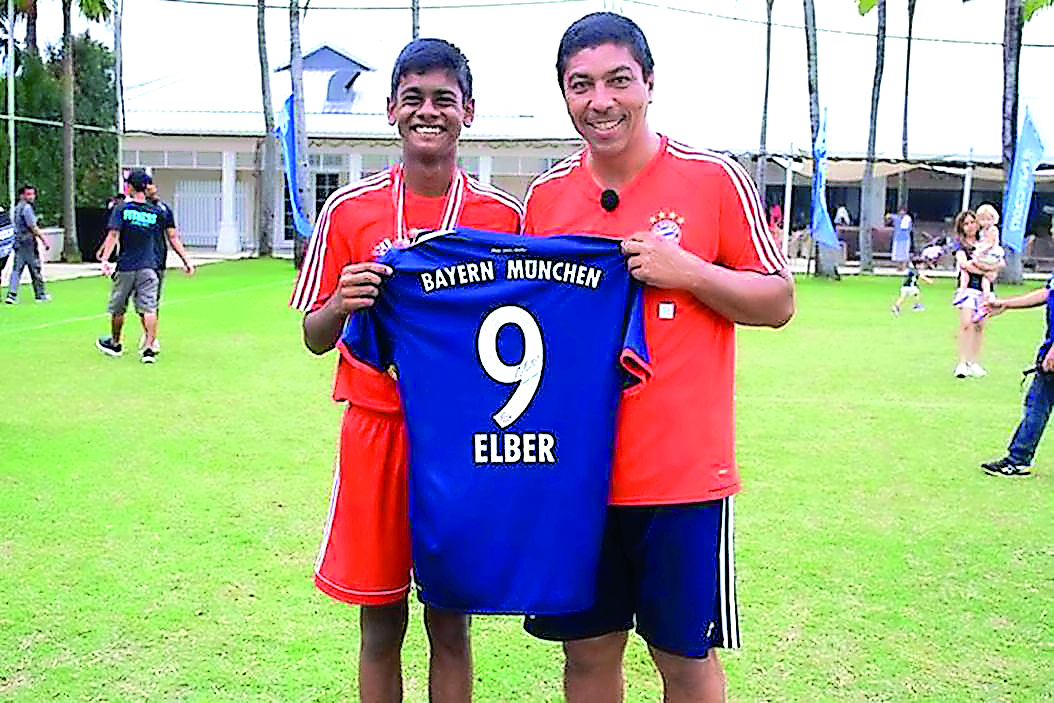 Sri Lankan Jehan Joseph Crishantha Atapattu (left) and FC Bayern legend Giovane Elber pose for a photograph.