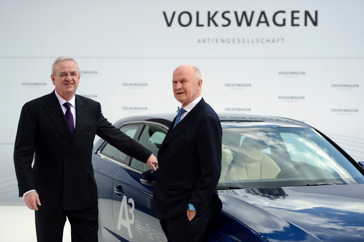 FILE PHOTO: Volkswagen CEO Martin Winterkorn and Chairman of the supervisory board of Volkswagen Ferdinand Piech on a visit to the plant in Wolfsburg on February 9, 2017 (AFP / Odd Andersen) 