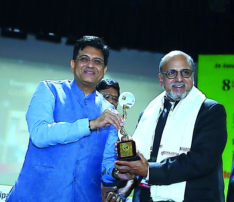 Dr R Seetharaman (right), CEO of Doha Bank, receiving “Energy and Environment Foundation 2017 Global Excellence Award in Renewable energy,” from Piyush  Goyal, India’s Minister of State with Independent Charge for Power, Coal, New and Renewable Energy and