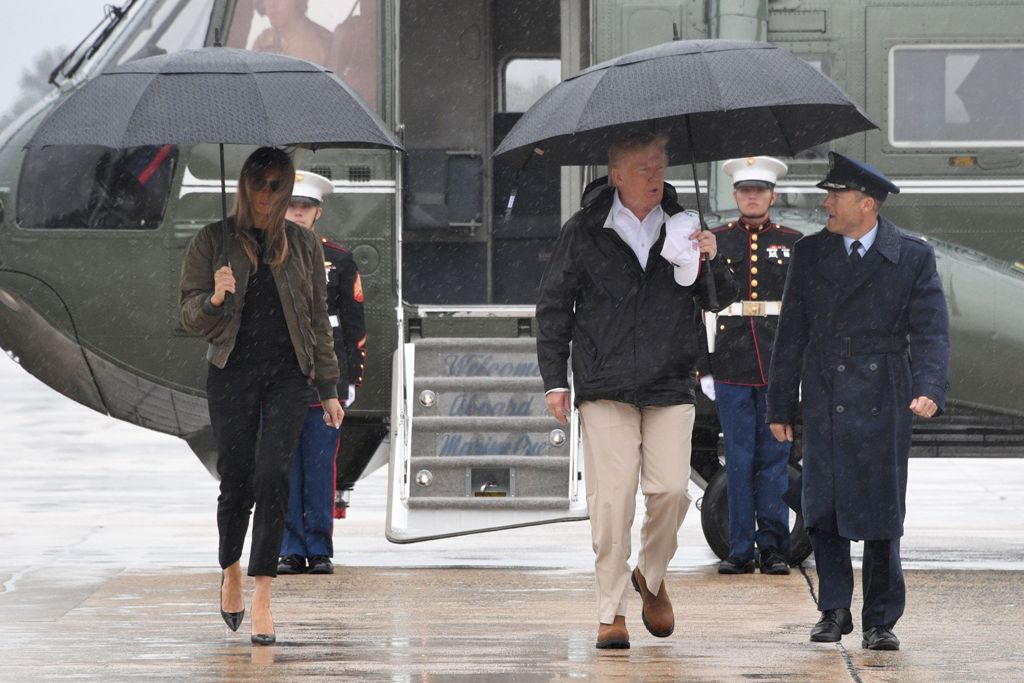 US President Donald Trump and First Lady Melania Trump walk to board Air Force One at Andrews Air Force Base, Maryland, on August 29, 2017 en route to Texas to view the damage caused by Hurricane Harvey. / AFP / JIM WATSON
