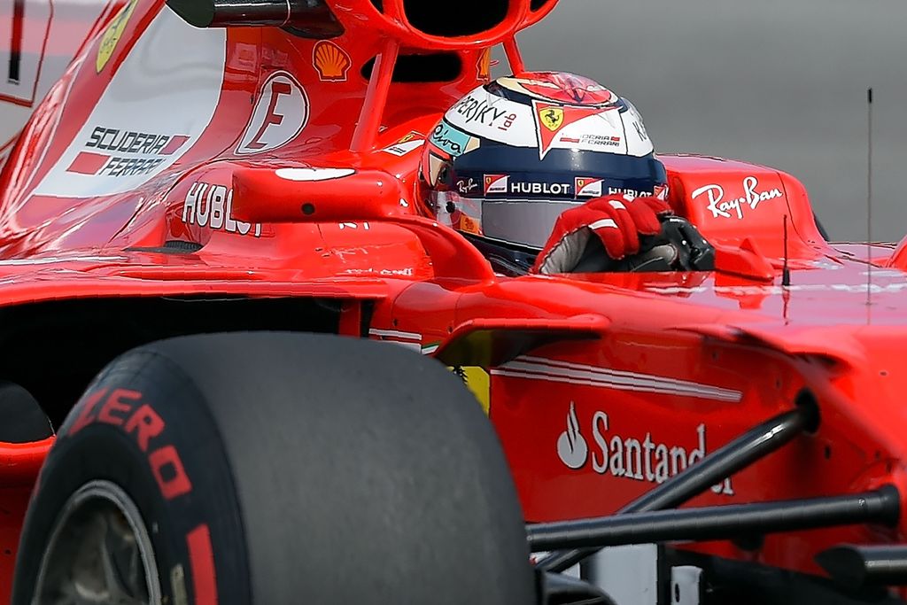 Ferrari's Finnish driver Kimi Raikkonen powers his car during the third practice session of the Formula One Malaysia Grand Prix in Sepang on September 30, 2017. / AFP / MANAN VATSYAYANA
