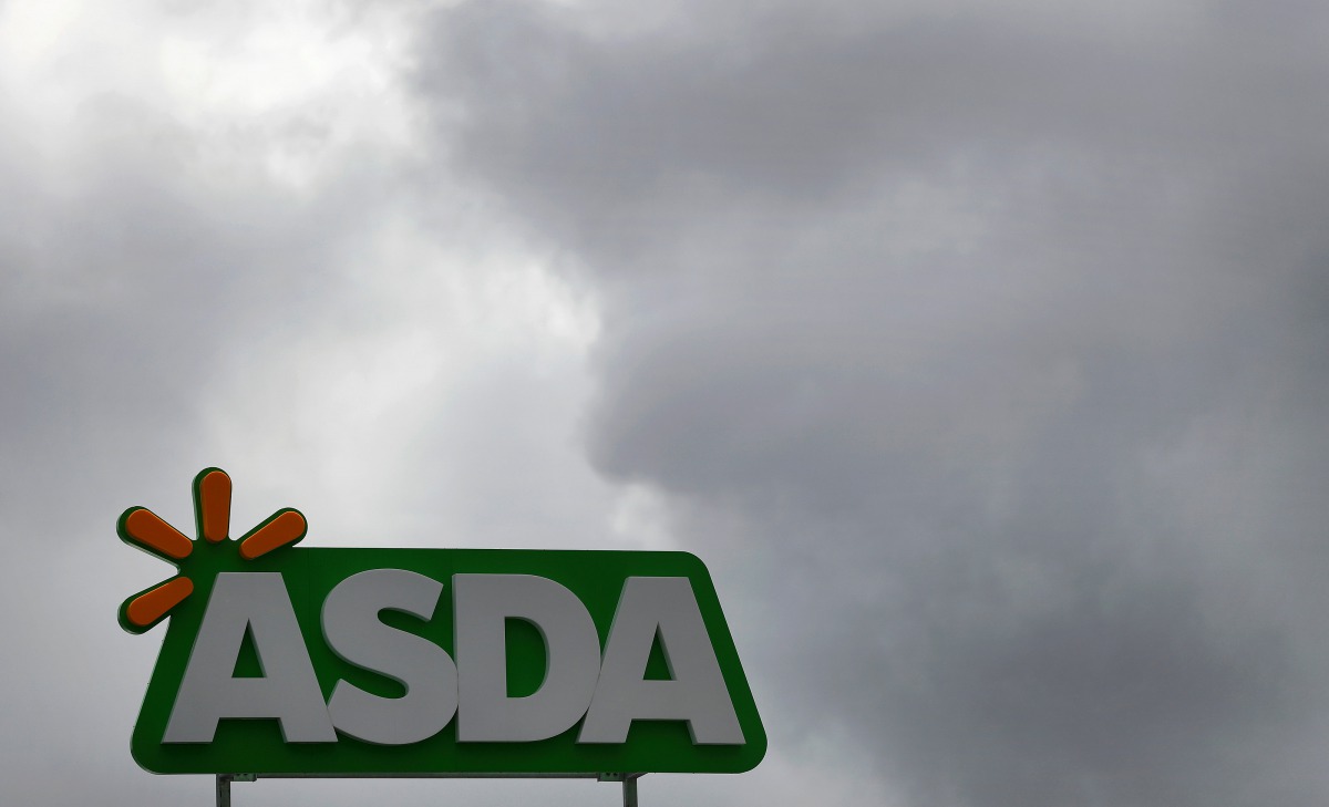 A company logo is pictured outside an ASDA supermarket near Manchester, Britain, April 7, 2016 (REUTERS / Phil Noble) 