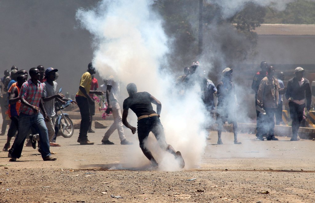 Protesters react to tear gas fired by riot policemen during a protest by opposition supporters against the retention of the election officials they blame for August's botched elections, in Kisumu, Kenya October 2, 2017. REUTERS/James Keyi
