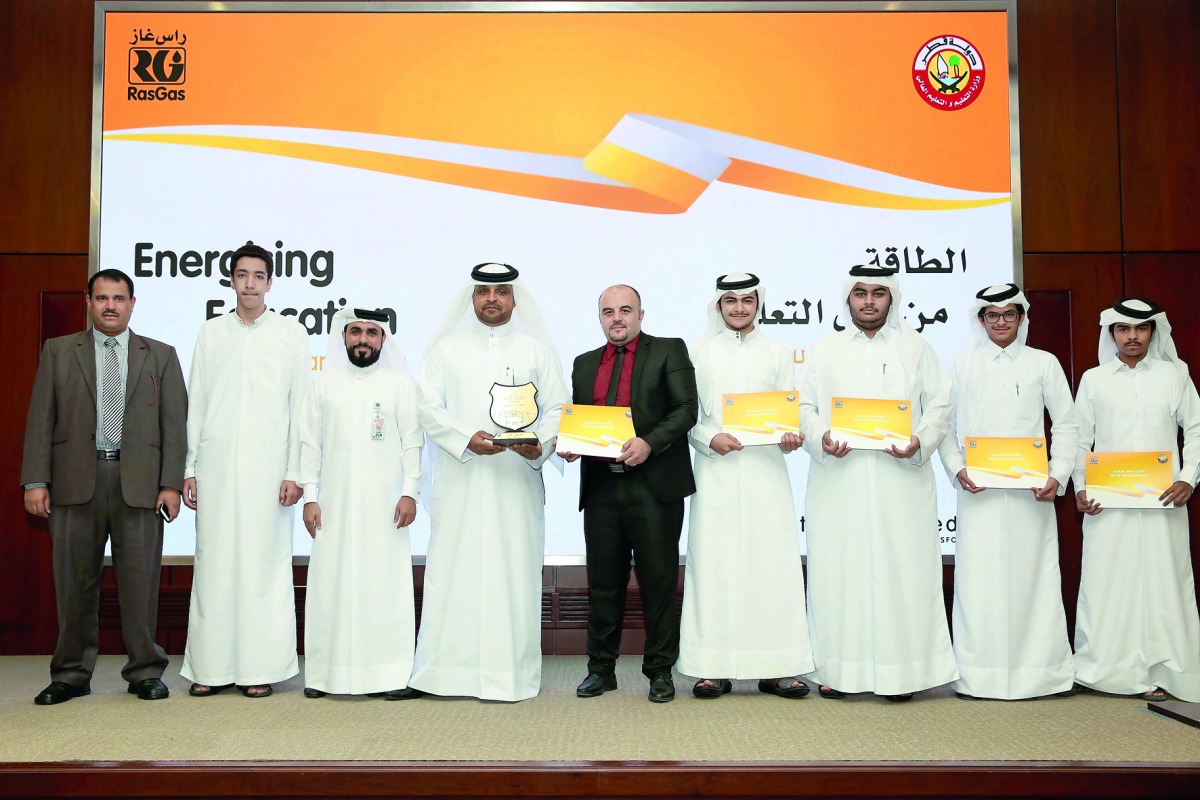 ‘Qatar Helium’ competition winners with RasGas and MoE officials.