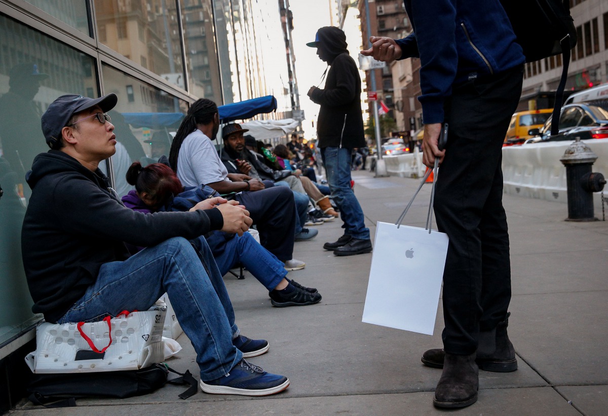 Customers wait in line for the new iPhone X, which goes on sale on November 3, outside an Apple store in New York City, U.S., November 2, 2017. Reuters/Brendan McDermid