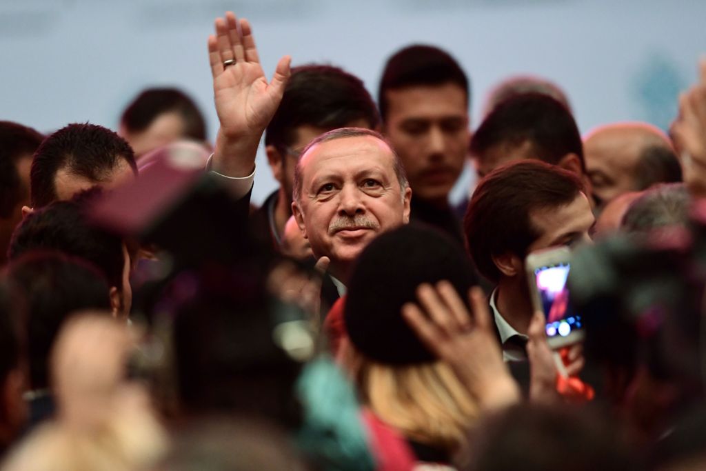(File photo) Turkish President Recep Tayyip Erdogan (C) waves to supporters on November 6, 2017 during the launch of a project to built a new opera house in Istanbul.  AFP / OZAN KOSE
