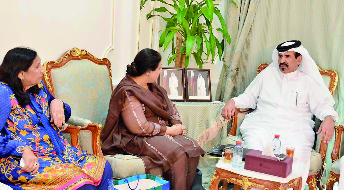 Mohammed bin Ahmed bin Towar Al Kuwari (right), Vice-Chairman of Qatar Chamber and Nasira Taskeen (centre), member of the Executive Committee of Lahore Chamber of Commerce and Industry and other member of her accompanying trade delegation, discussing ways