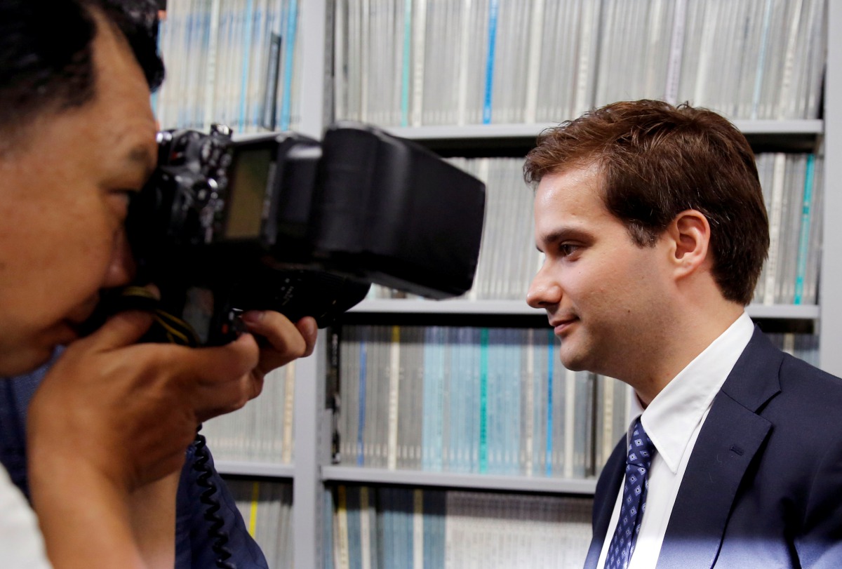 FILE PHOTO: Mark Karpeles (R), chief executive of defunct bitcoin exchange Mt Gox, attends a news conference after a trial on charges of embezzlement in Tokyo, Japan July 11, 2017.  REUTERS/Toru Hanai