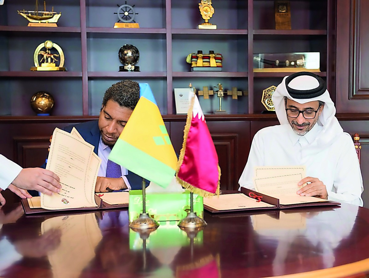 Minister of Culture and Sports H E Salah bin Ghanem Al Ali met  (right) and Minister of Economic Planning of Saint Vincent and The Grenadines, Camillo Gonsalves, sign the agreement in Doha, yesterday. 
