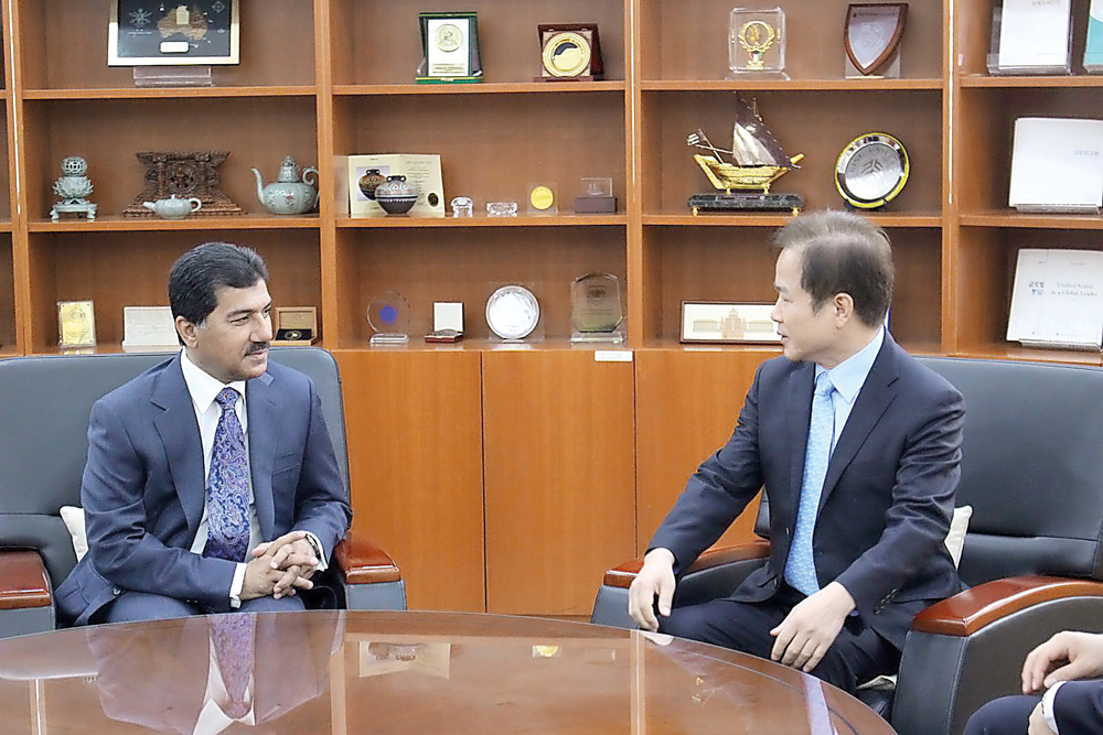 Secretary-General of the Foreign Ministry H E Dr Ahmed bin Hassan Al Hammadi with KNDA Chancellor Cho Byung-jae.