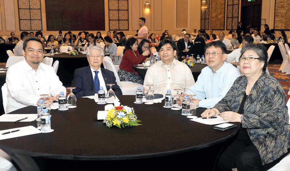 Philippine Ambassador Alan L Timbayan (second left), President of the Philippine Migrants Rights Watch, Carmelita Nuqui (right), and other officials at the International Forum on Migration in Qatar at InterContinental Doha yesterday. / Kammutty VP © The P