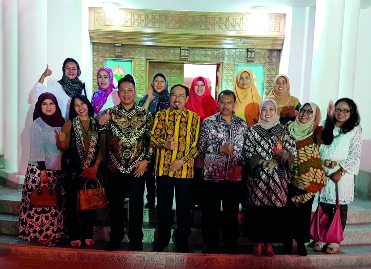 Indonesian Ambassador to Qatar, Air Marshal (Ret) Muhammad Basri Sidehabi, with community members during the lecture on ‘Terrorism and Radicalisation Prevention’. 
