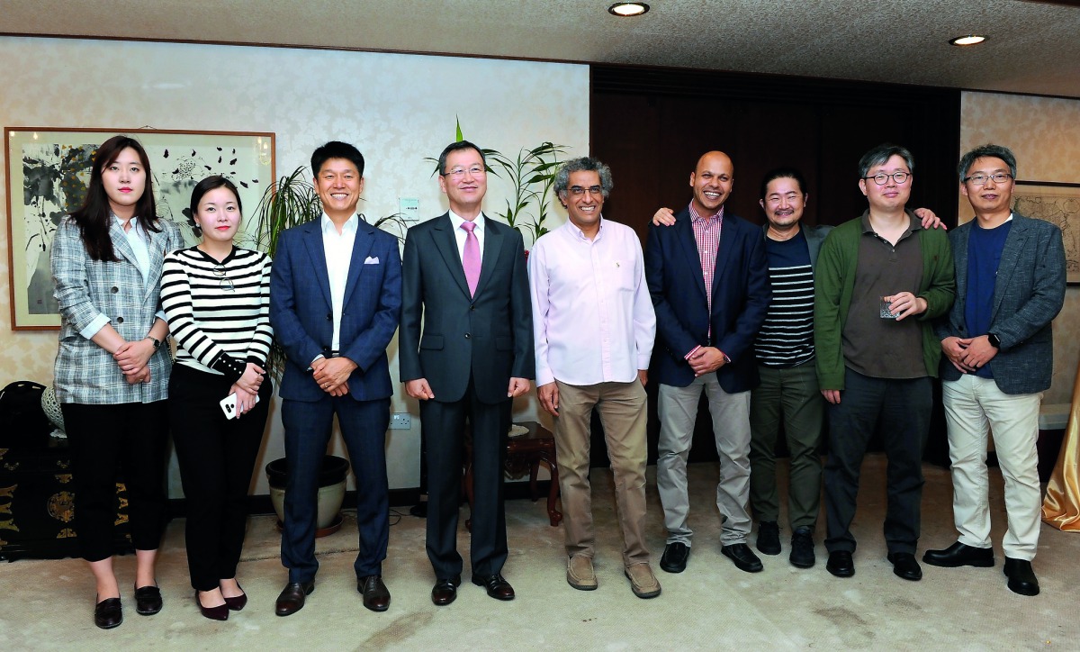 Heung Kyeong Park (fourth left), Ambassador of the Republic Korea to Qatar, with Park Junhee, Deputy Director, Ministry of Health and Welfare, Professor Ki Hun Kim, Chief of Hepatobiliary Surgery and Liver Transplantation at Asan Medical Center (AMC), and