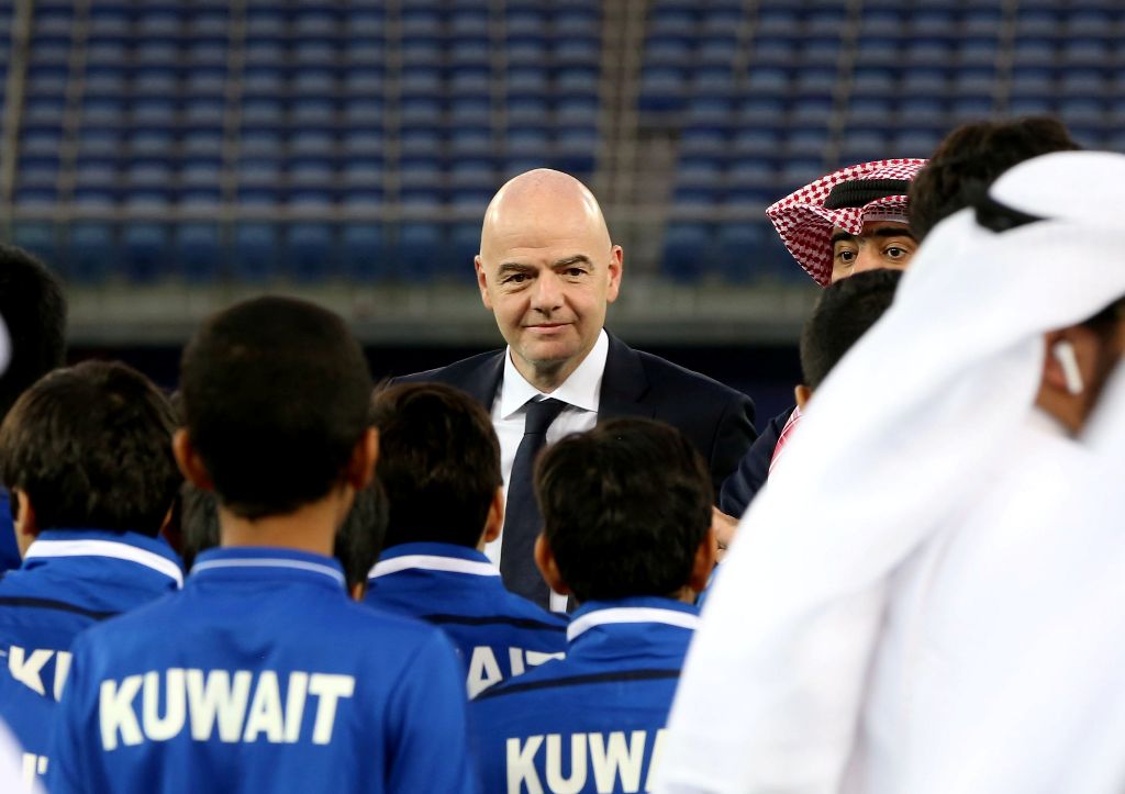 FIFA president Gianni Infantino (C) attends a tour of the Sheikh Jaber Al-Ahmad International Stadium in Kuwait City on December 6, 2017. / AFP / Yasser Al-Zayyat
