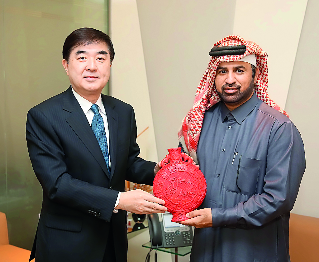 Katara General Manager, Dr. Khalid bin Ibrahim Al Sulaiti, presenting a souvenir to Chinese Ambassador Li Chen, yesterday. 