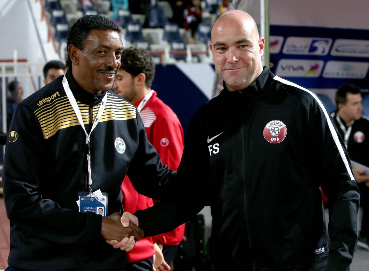 Qatar's Spanish coach Felix Sanchez (R) shakes hands with Yemen's Ethiopian coach Abraham Mebratu during their 2017 Gulf Cup of Nations football match between Qatar and Yemen at the Sheikh Jaber al-Ahmad Stadium in Kuwait City on December 23, 2017. AFP / 
