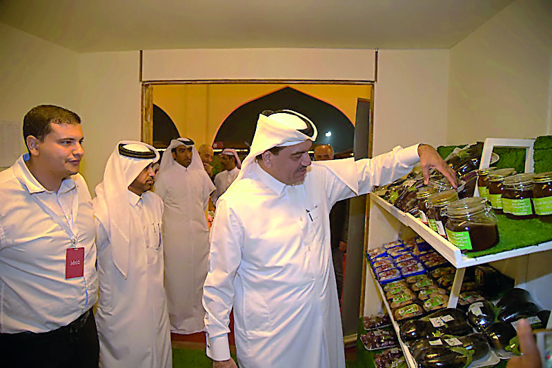 Minister of Municipality and Environment, H E Mohamed bin Abdullah Al Rumaihi, praised the efforts made by Katara to promote the local agricultural products and providing opportunity to the visitors to get Qatari products directly from it source. This cam