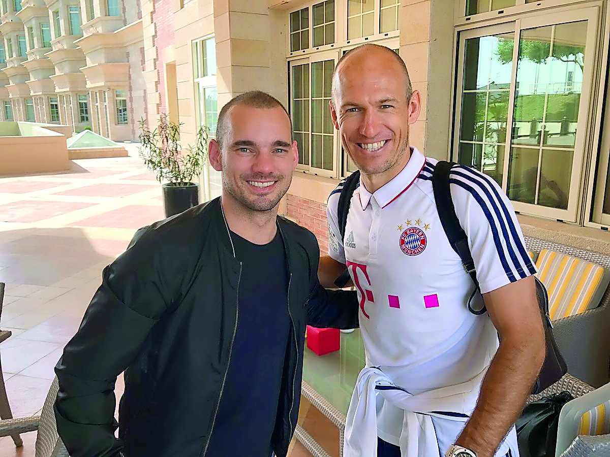 Al Gharafa’s Dutch player Wesley Sneijder (left)  poses for a photograph with Bayern Munich’s Arjen Robben in Doha.
