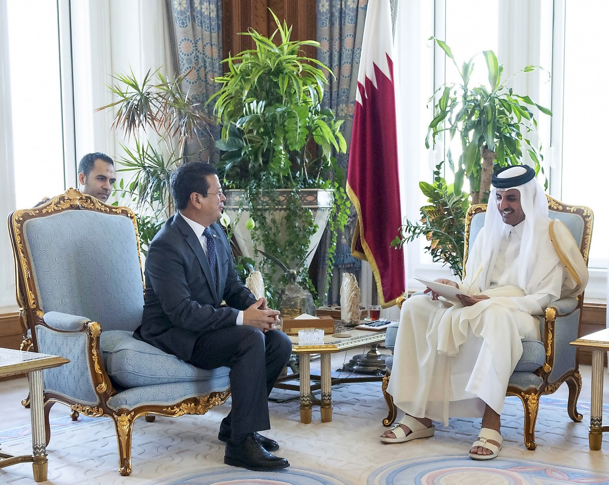 Emir H H Sheikh Tamim bin Hamad Al Thani received a written message from President of the Republic of El Salvador, Salvador Sanchez Ceren, inviting the Emir to visit the Republic of El Salvador. The message was handed by Minister of Foreign Affairs of the