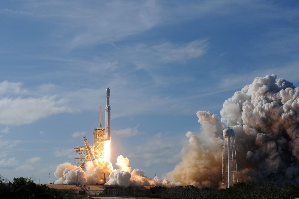 The SpaceX Falcon Heavy launches from Pad 39A at the Kennedy Space Center in Florida, on February 6, 2018, on its demonstration mission. (AFP / JIM WATSON)