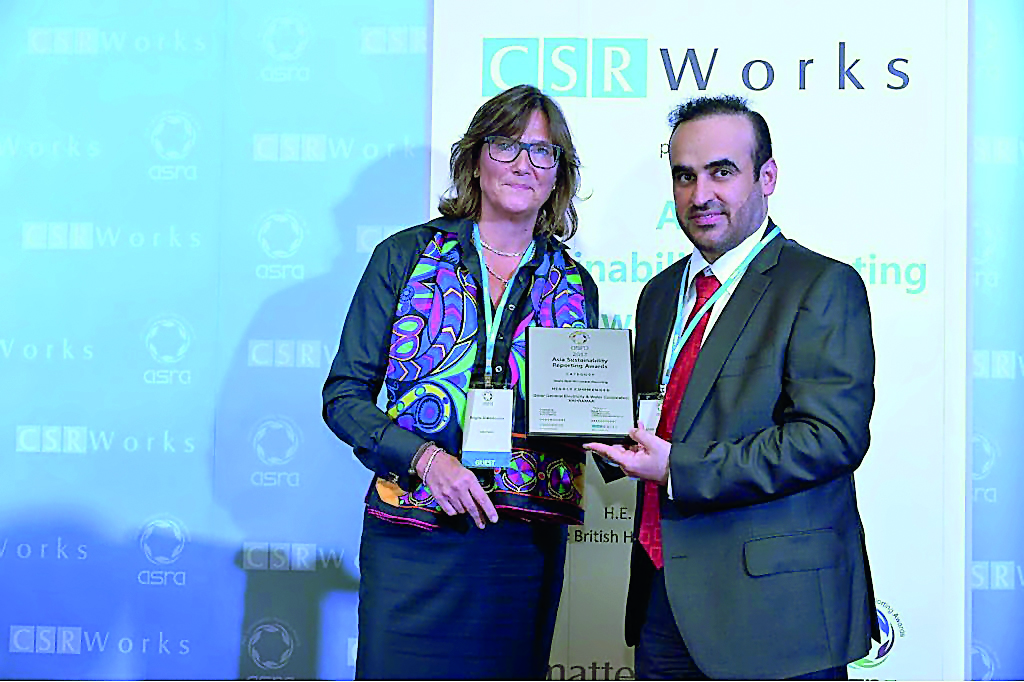 The Director of Tarsheed and Energy Efficiency at Kahramaa receiving sustainability award in Singapore.