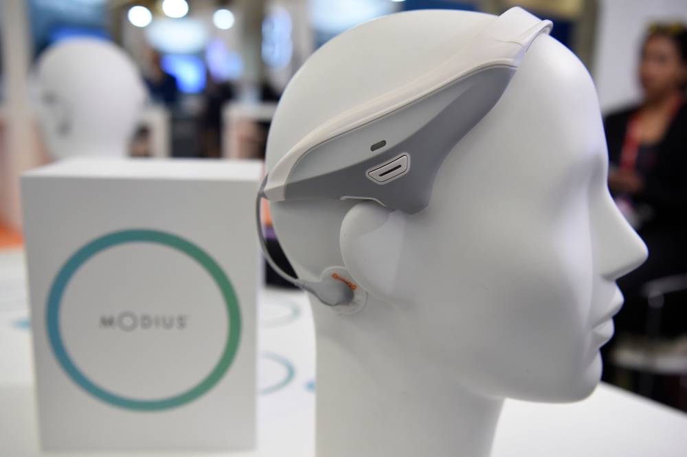 Picture taken of a Modius headset device that stimulates the part of the brain known to control fat storage, metabolism and appetite at the Mobile World Congress (MWC).  AFP / Josep LAGO
