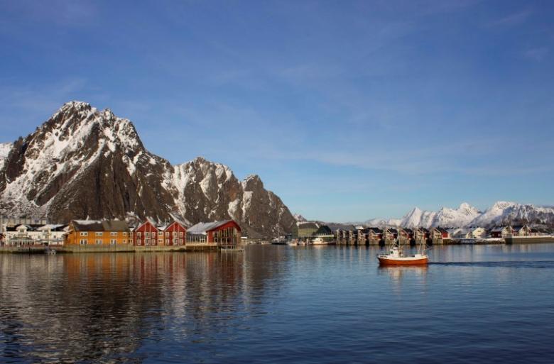 A fishing boat enters the harbour at the Arctic port of Svolvaer in northern Norway, March 4, 2013 (Reuters / Alister Doyle) 