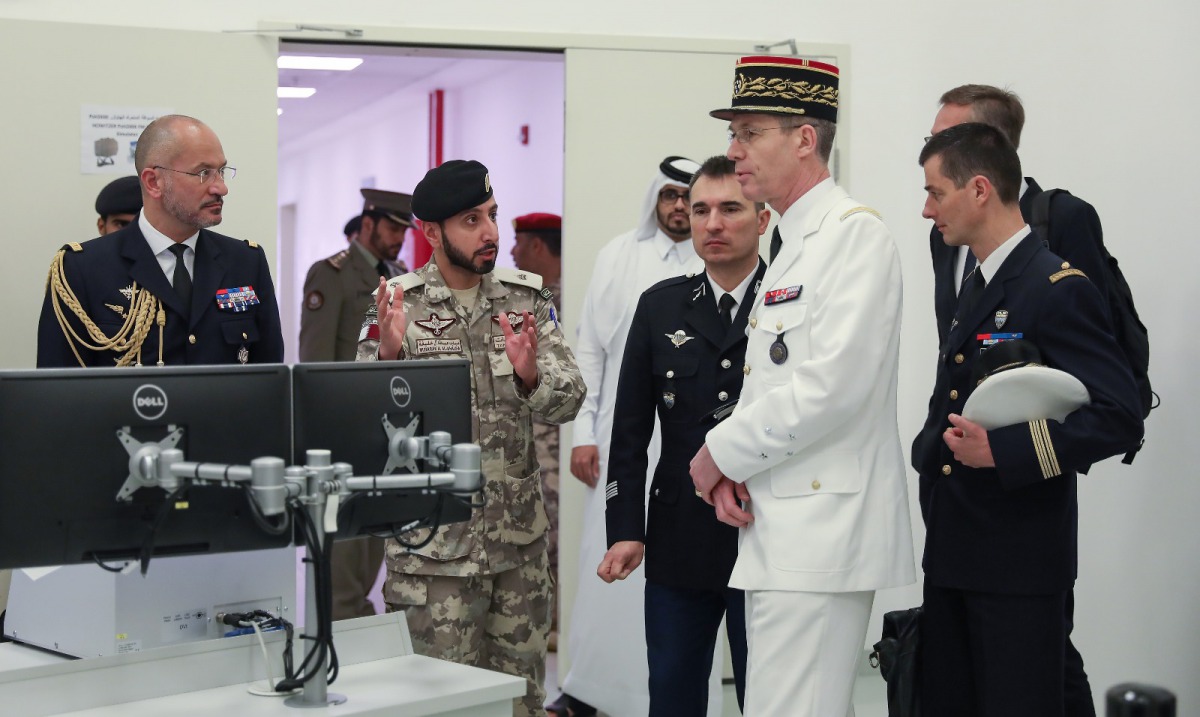 Lieutenant General Bernard de Courreges d’Ustou, during his visit to the simulations centre of the operations and training institute of the Qatari Emiri Land Forces.
